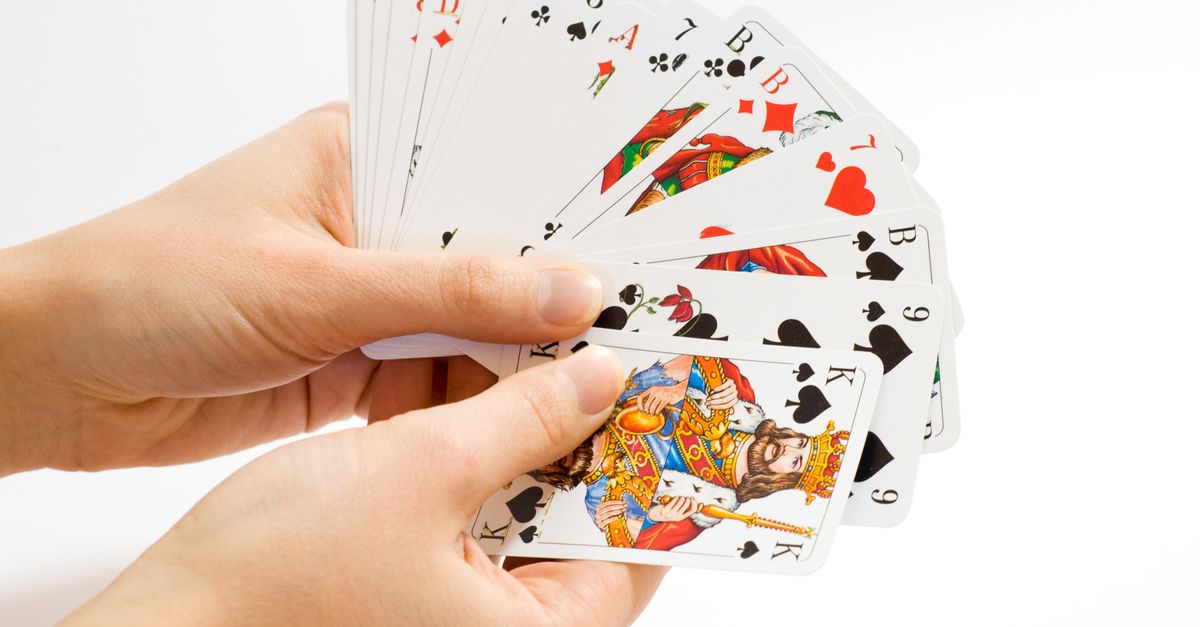 Aufgefächerte Spielkarten in der Hand