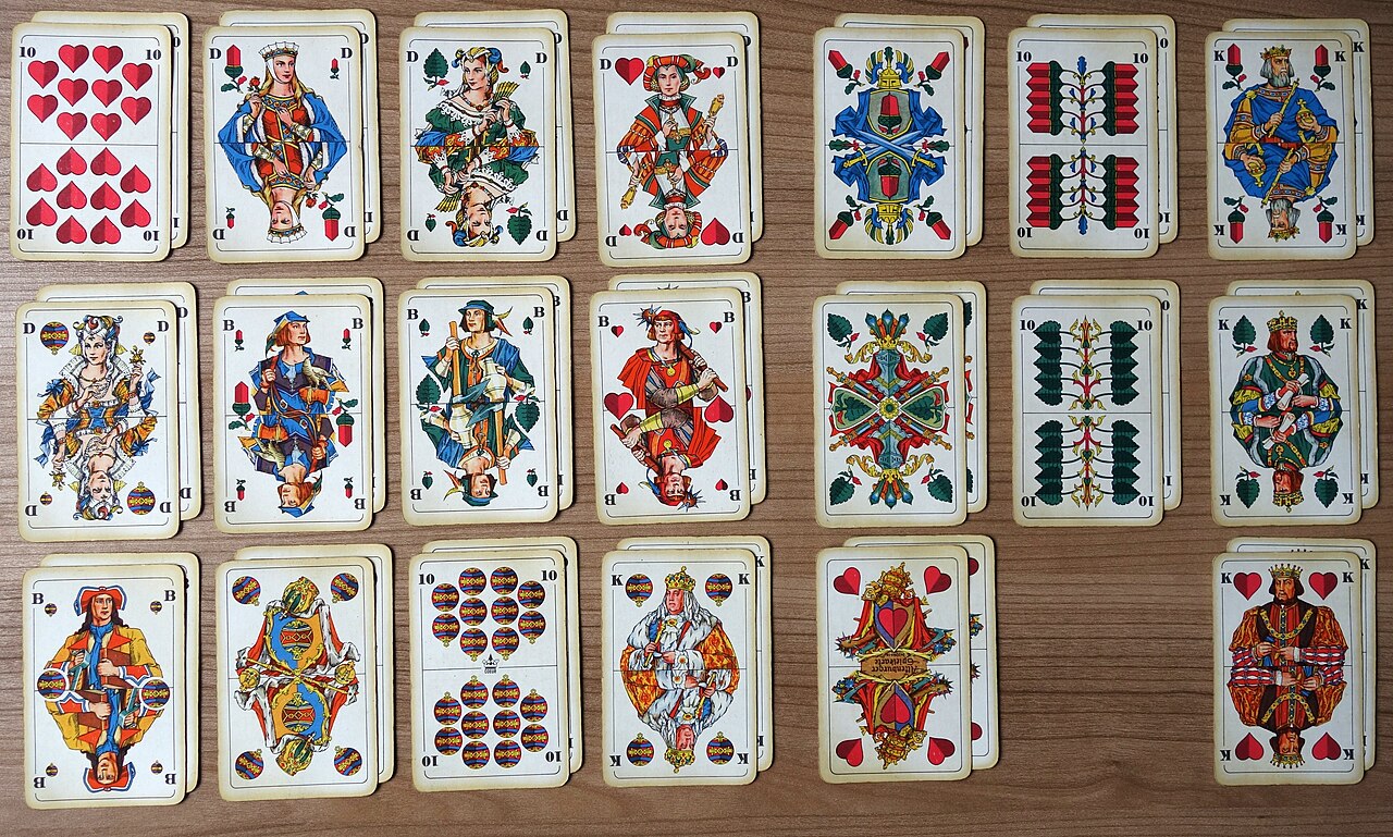 Doppelkopf-Spielkarten mit deutschem Blatt auf dem Tisch