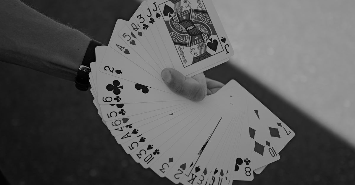 Eine Hand mit aufgefaecherten Spielkarten