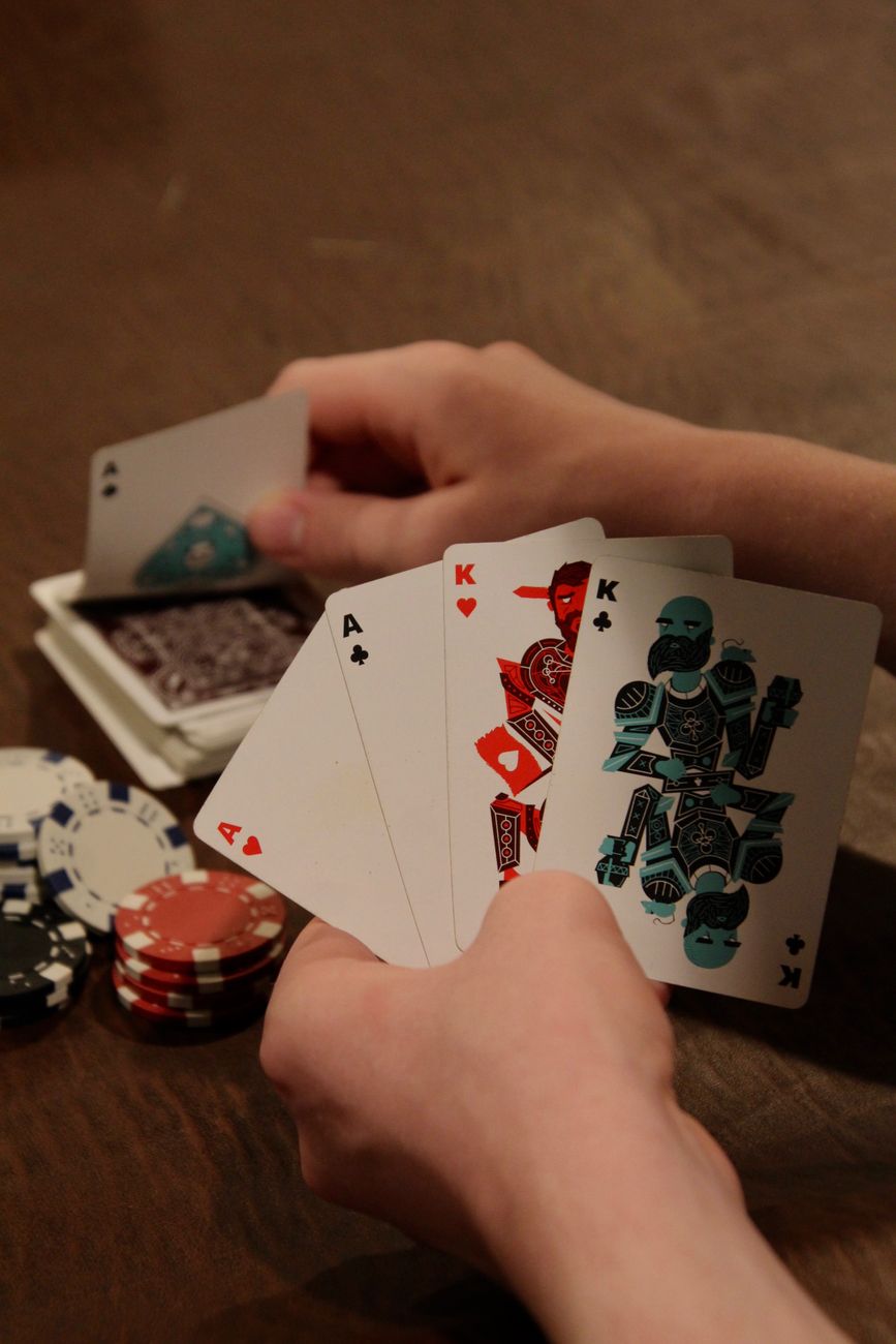 Aufgefächerte Spielkarten auf dunklem Untergrund