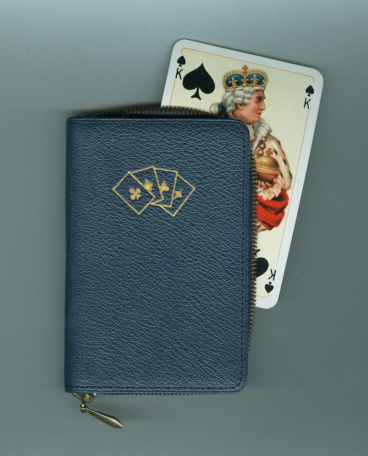 Skatkarten in einem Etui auf einem Tisch