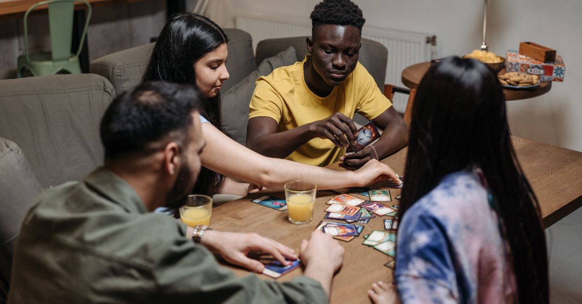 Freunde bei einem Kartenspiel