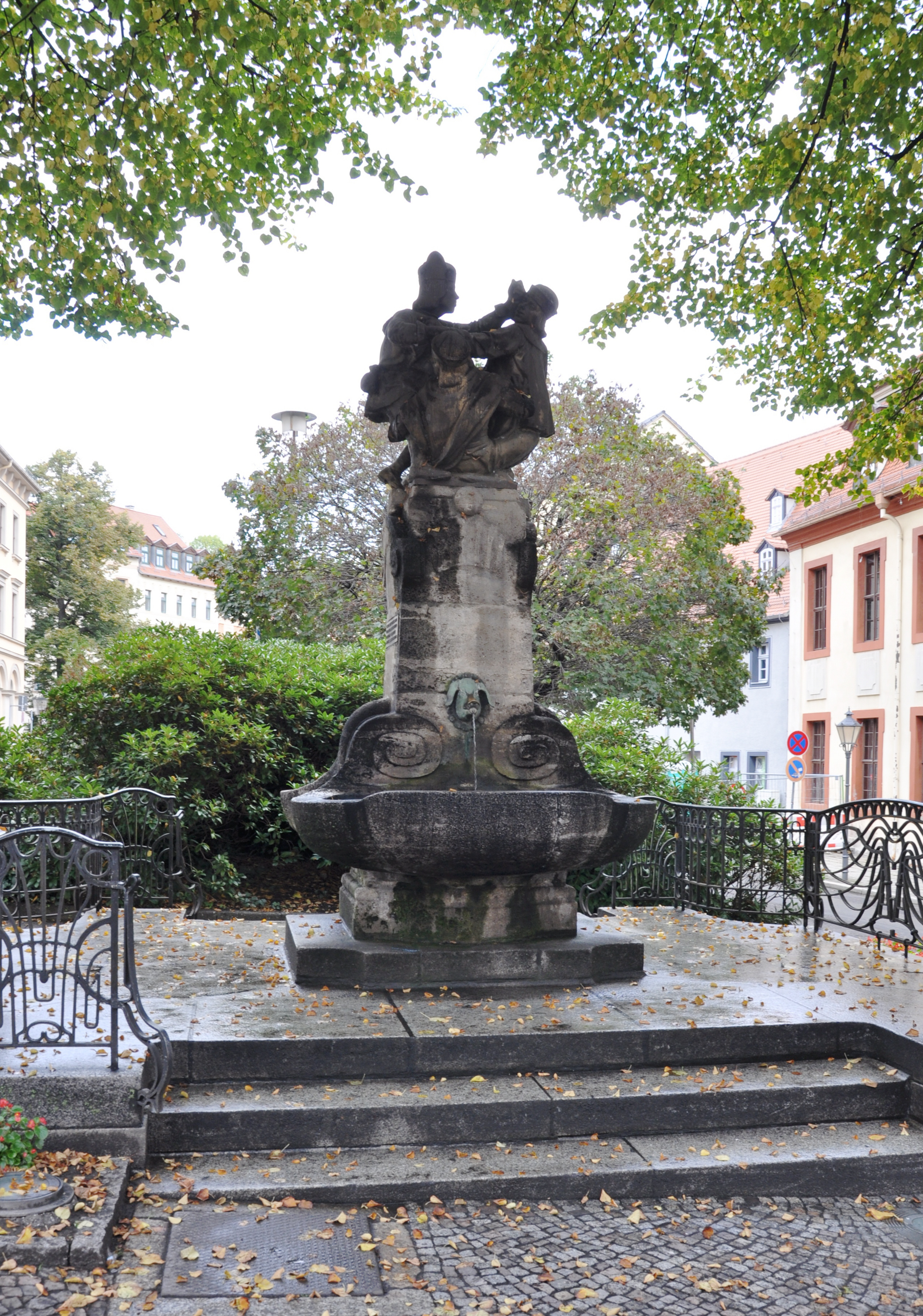 Der Skatbrunnen in Altenburg mit den vier Unter-Figuren