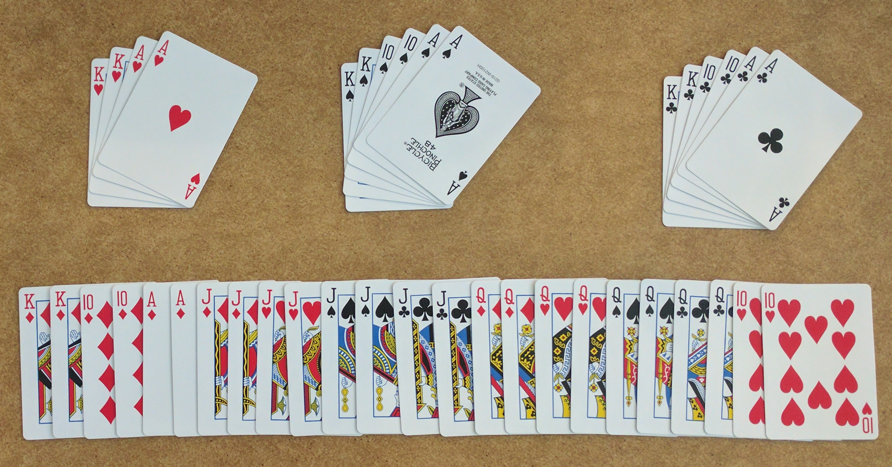 Ein ausgebreitetes Doppelkopf-Kartendeck mit den doppelt vorhandenen Karten