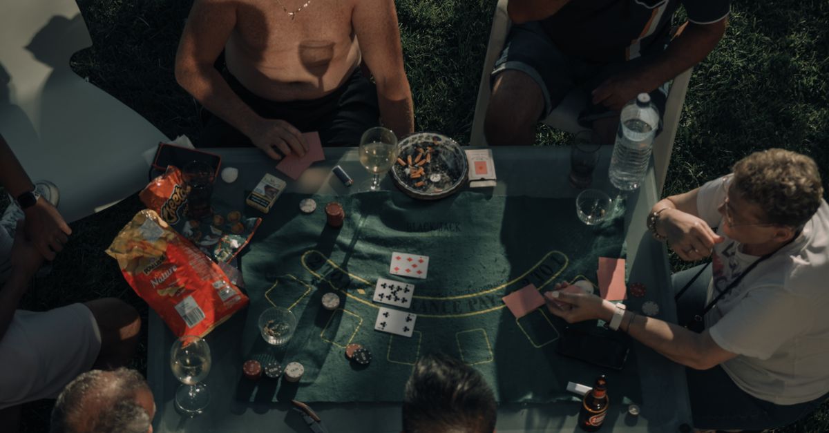 Eine Gruppe beim Kartenspiel