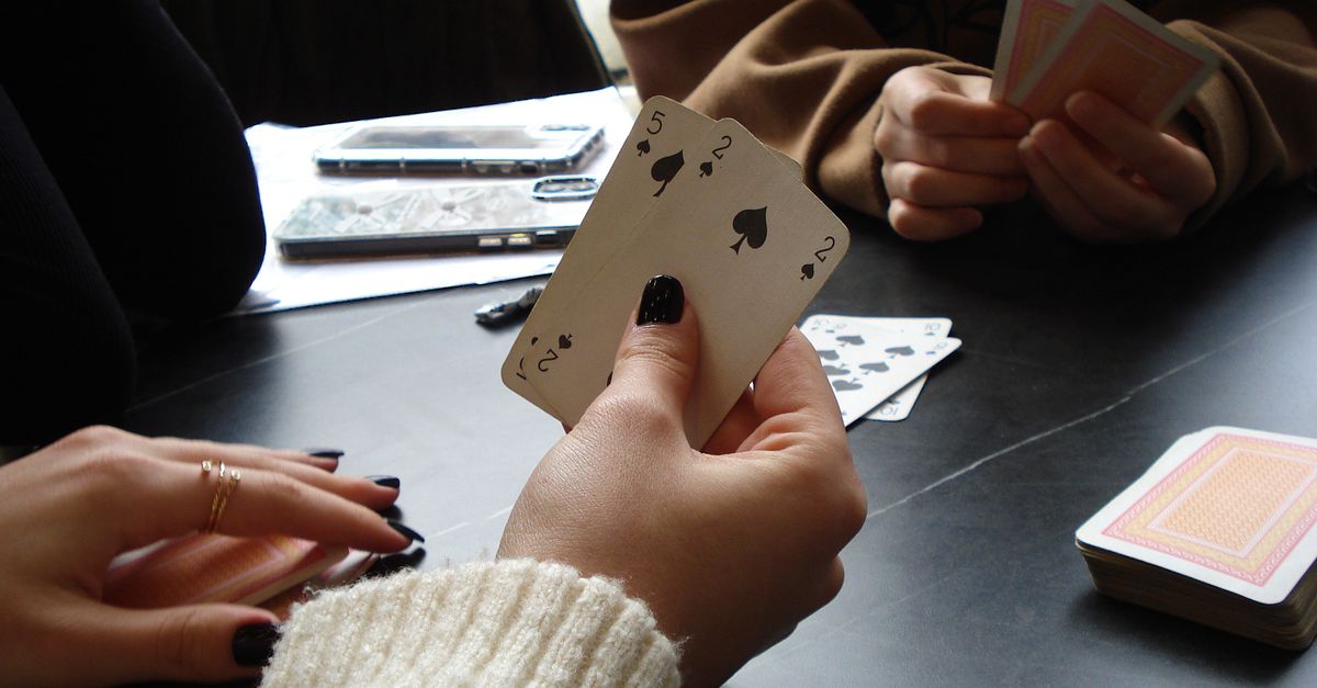 Drei Personen bei einem Kartenspiel